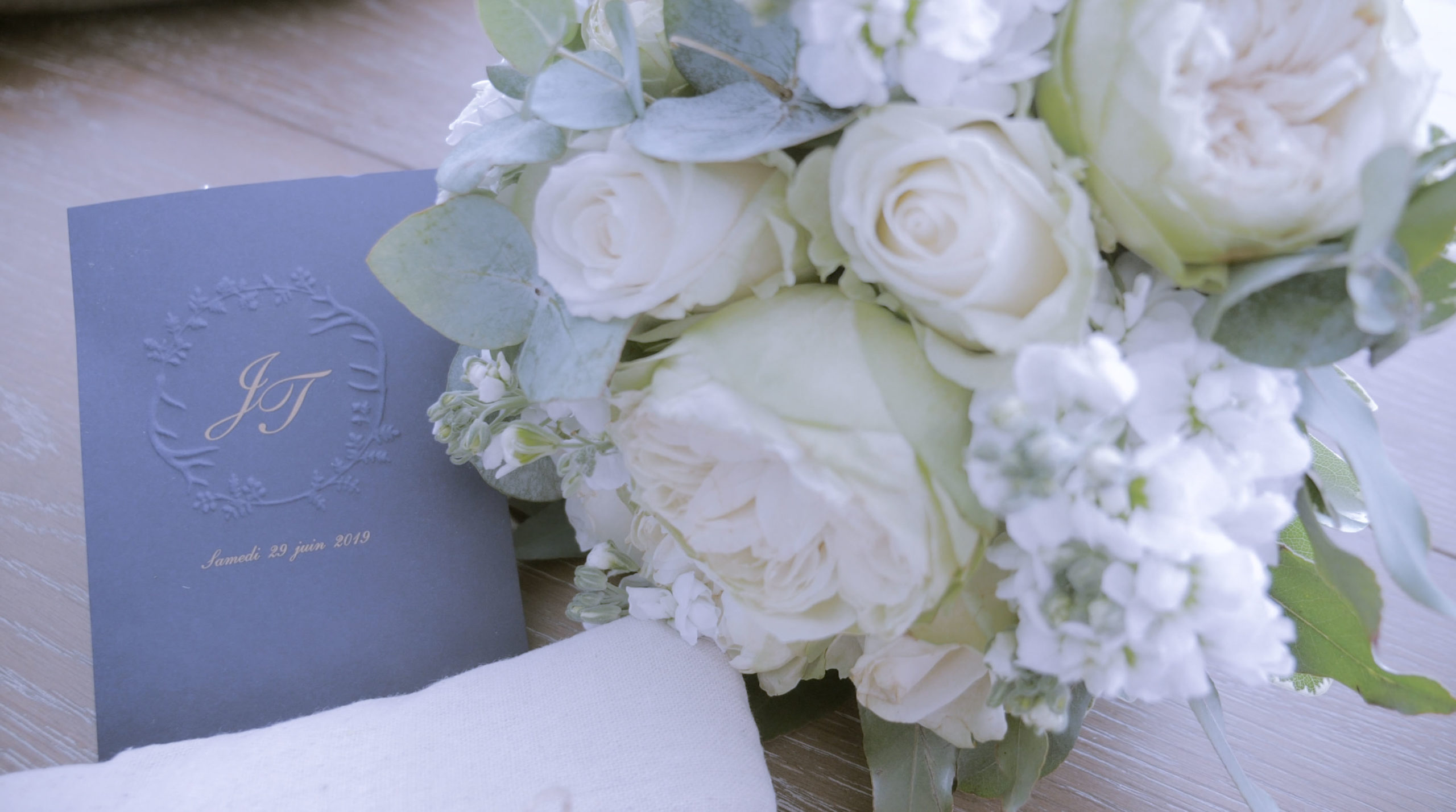 video de mariage bouquet et invitation