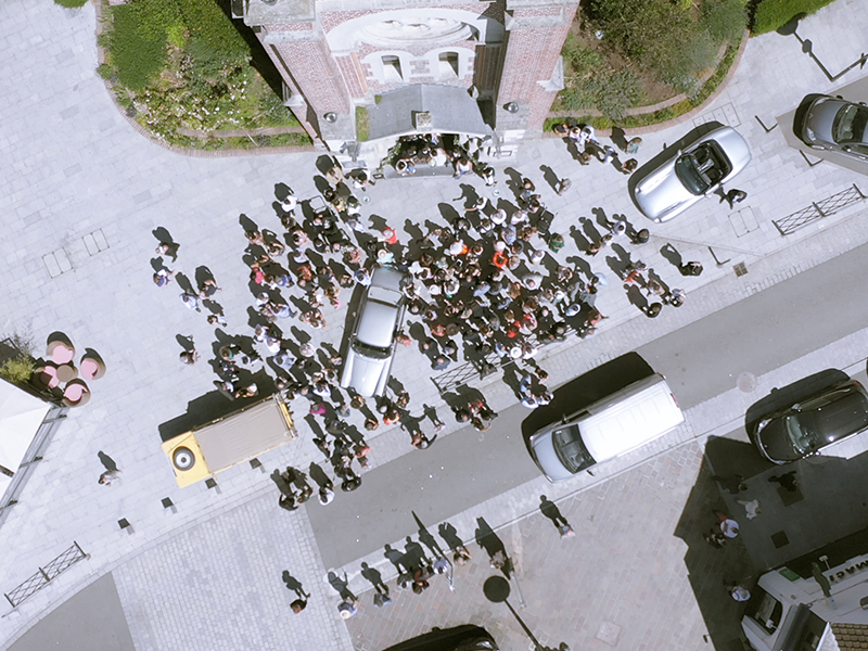 video de mariage drone parvis de l'église avec la foule