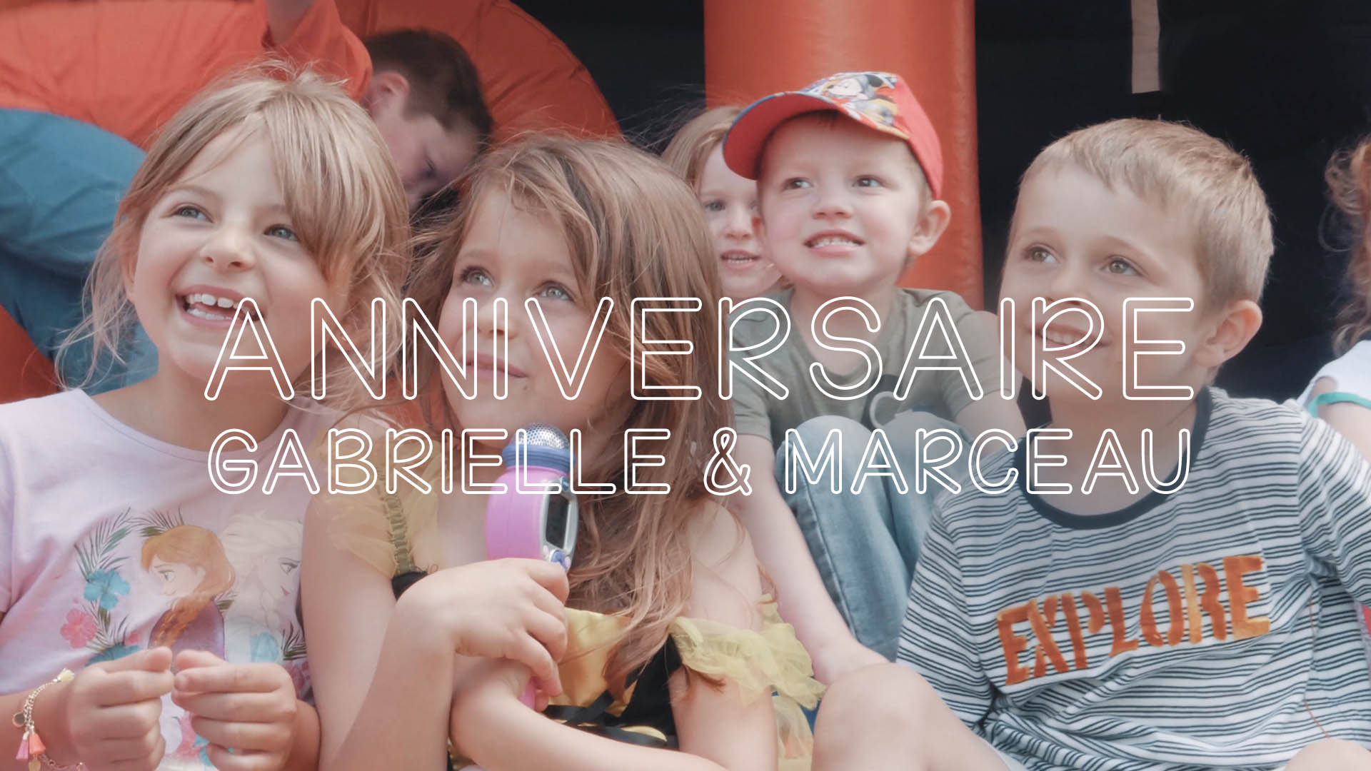 groupe d'enfant souriant posant pour la photo. Deux de ces enfants fêtent leur anniversaire